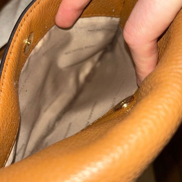 Michael Kors Tan Mott Logo Adjustable Buckle Magnet Crossbody and Zip Wallet - Picture 10 of 16